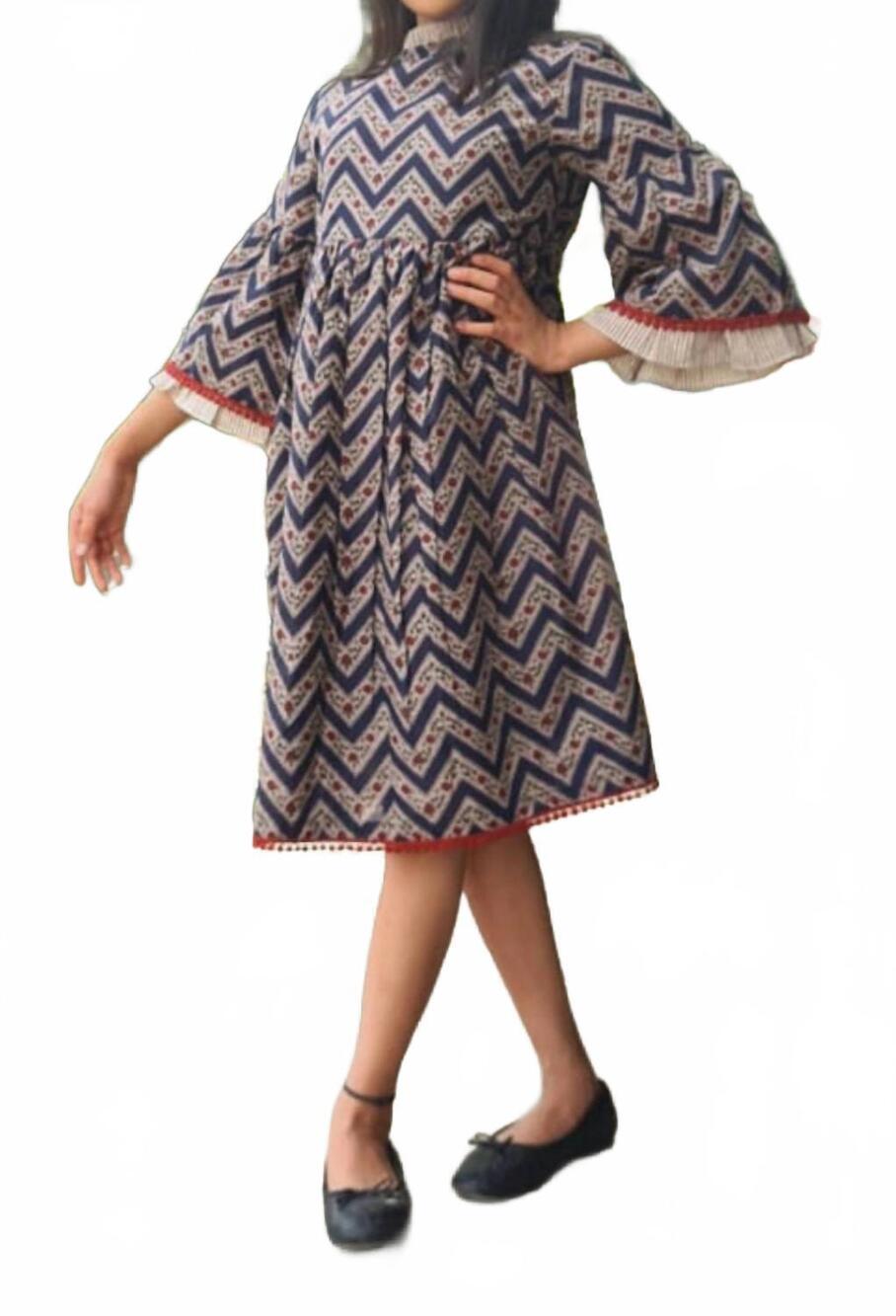 NEW YO BABY girls bell-sleeves zig-zag dress in multi